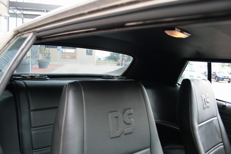 oude mustang voor een oud gebouw